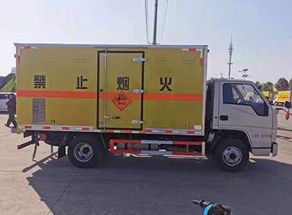 左权爆破器材运输车工人安全操作规范与智能技术保障